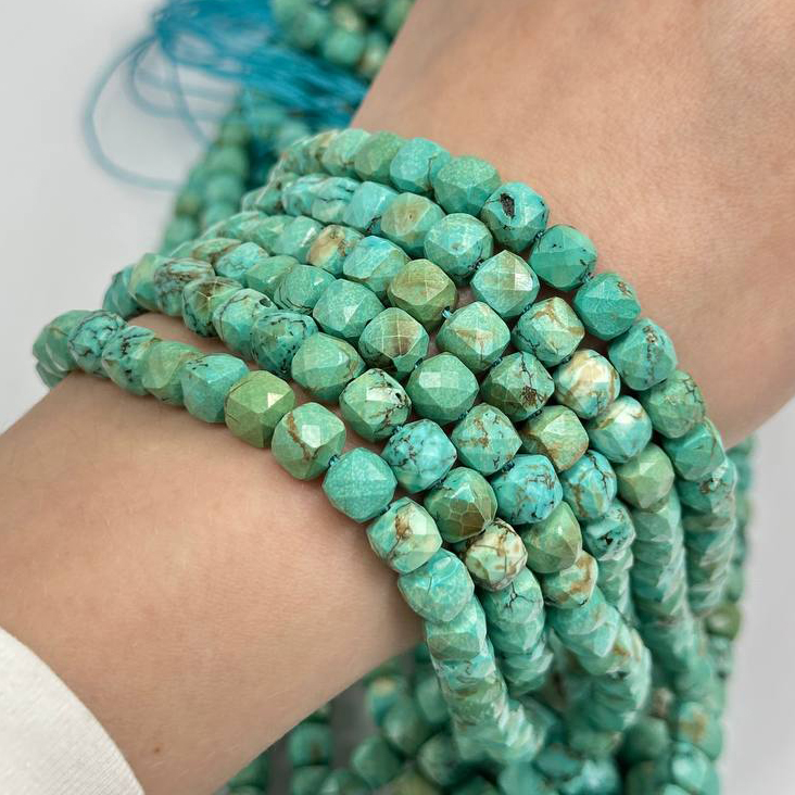Турквенит кубик размер 7мм натуральный камень